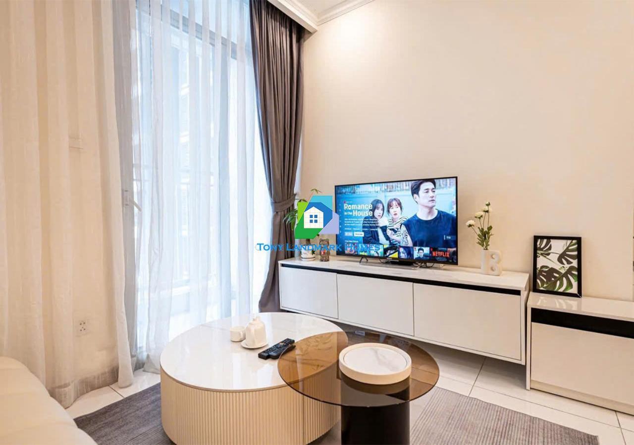 Urban Escape In Park Apartment